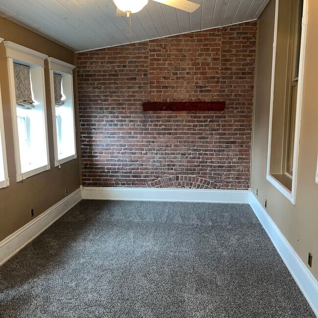 Building Photo - 107 N Main St