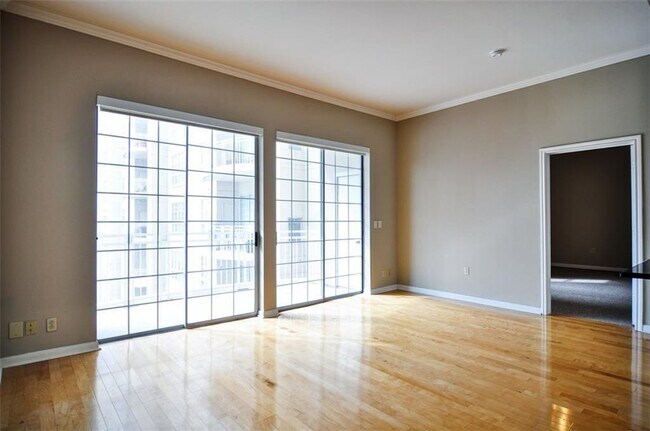 Building Photo - 3225 Turtle Creek Blvd