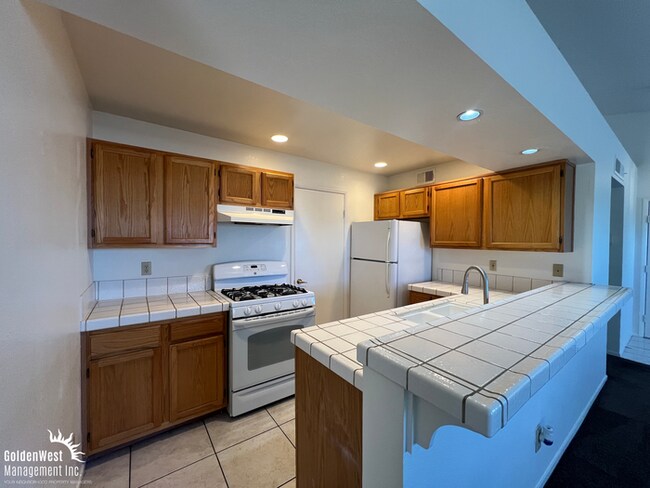 Building Photo - Spacious 2Bdm 2Ba Condo with Fireplace & B...
