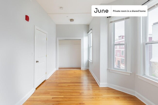 Building Photo - Room in Shared 3 bed/2 bath home