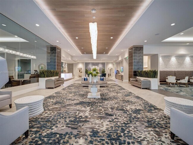 Foto del edificio - 7400 N Kendall Dr