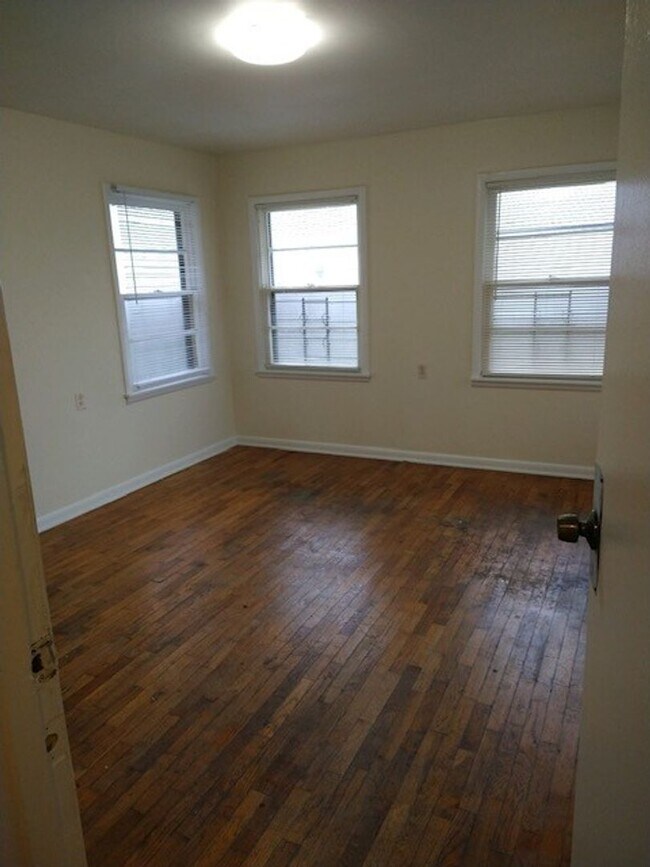 Building Photo - 2 bedroom
