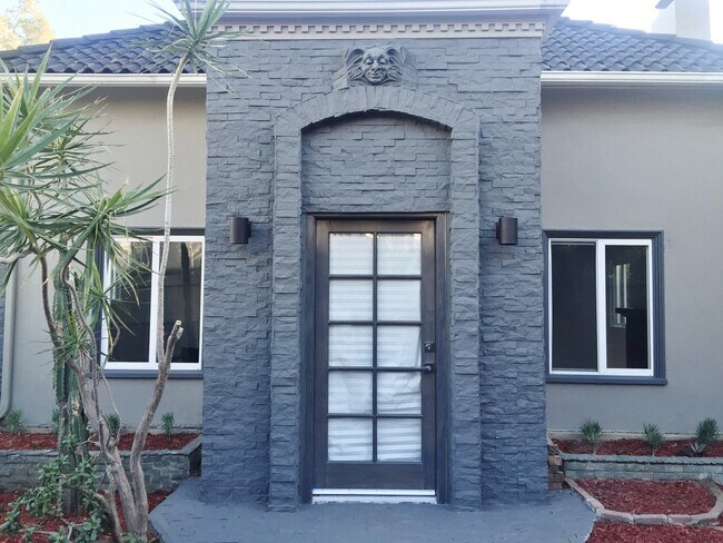 Foto del edificio - 8538 N W Knoll Dr