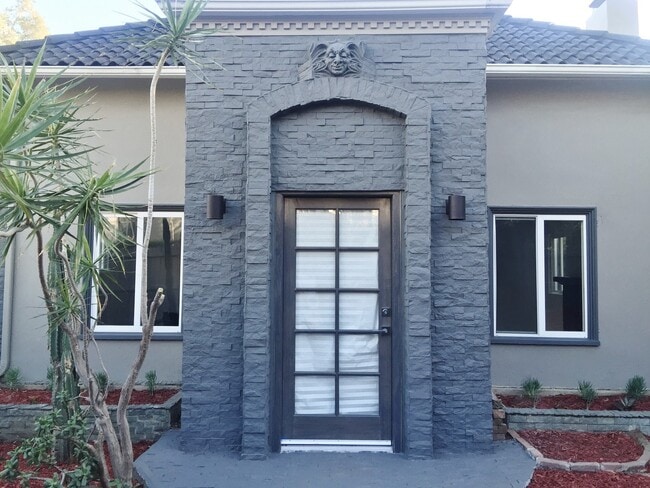 Photo - 8538 West Knoll Drive House