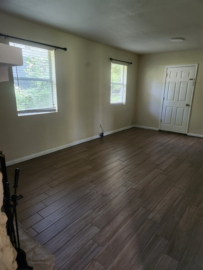 Foto del edificio - 6945 Woodley Dr