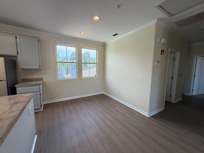 Foto del edificio - Lovely Upstairs Unit