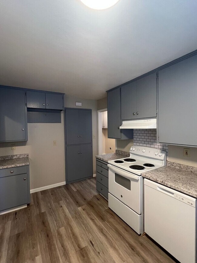 Foto del edificio - UPDATED 2 BEDROOM DUPLEX W/ PRIVATE YARD!