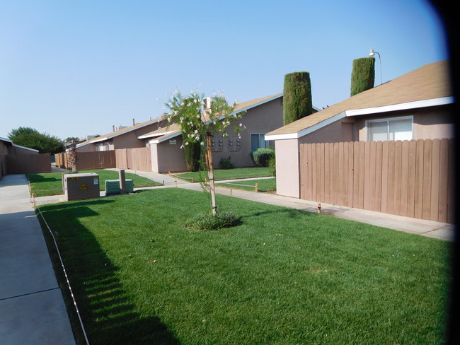 Building Photo - Desert Oasis Apartments