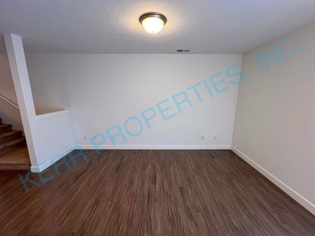 Foto del edificio - FREE RENT! Charming 3-Bedroom Townhouse in...