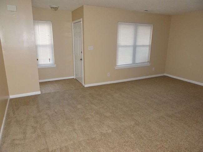Building Photo - Two Level Townhome in Grand Lakes