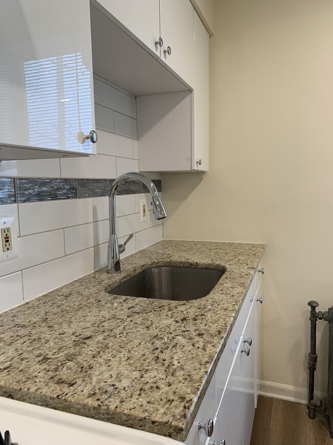 Full kitchen with granite countertops - 229 3rd St