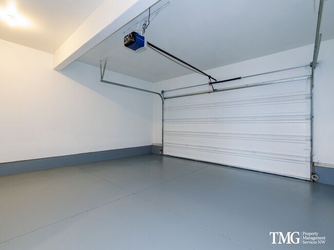 Foto del edificio - Come Fall Into your New 3 Bedroom Townhome...