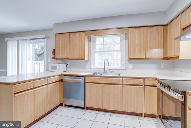 Building Photo - 4685 Forestdale Dr