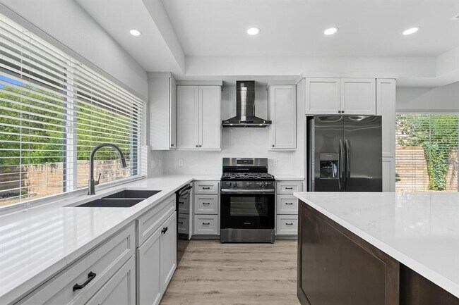 Building Photo - 5113 Loyola Ln