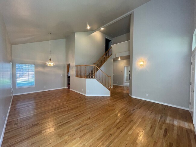Building Photo - Beautiful 5bd 3ba home on corner lot, Edge...