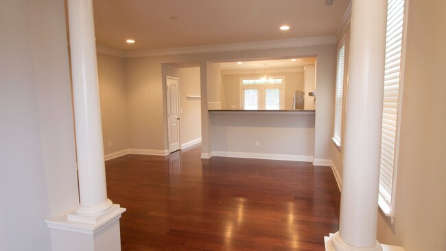 Building Photo - Breathtaking 2 Bd/2.5 Baths End-Unit Townh...