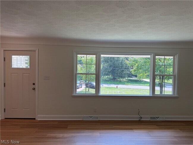 Foto del edificio - 475 Meadowlane Rd