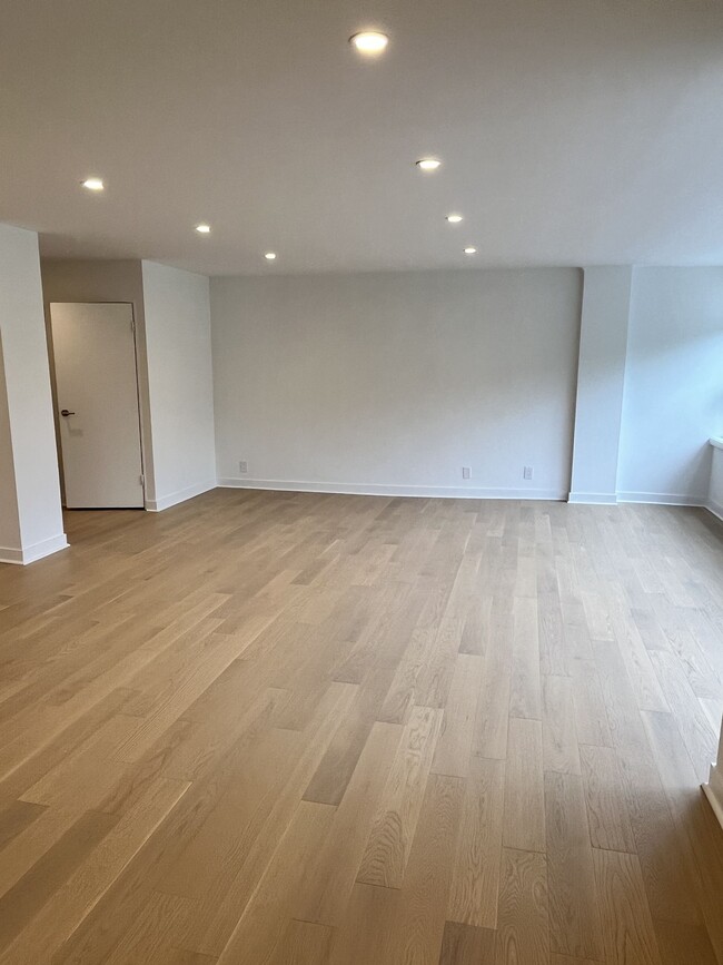 Building Photo - 755 Avenue Rd