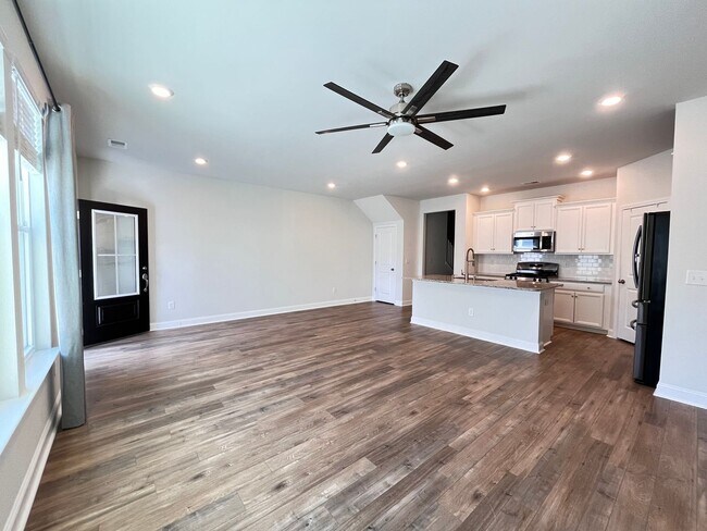 Foto del edificio - Spacious townhome near Market Common with Two-Car Garage and Bonus Room! Available now!