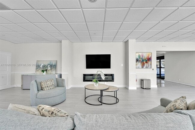 Building Photo - 405 N Ocean Blvd