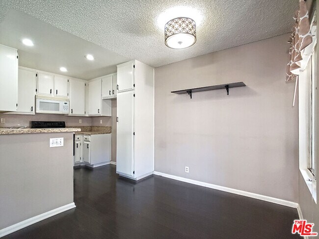 Foto del edificio - 6951 Knollcrest Ln