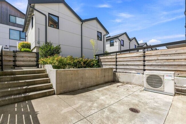 Foto del edificio - ULTRA-MODERN Air Conditioned Townhome in Beacon Hill!