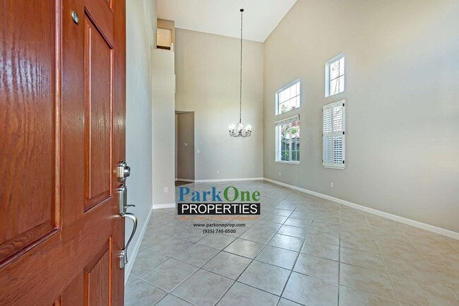 Foto del edificio - Nicely Updated 3/3 In San Ramon!