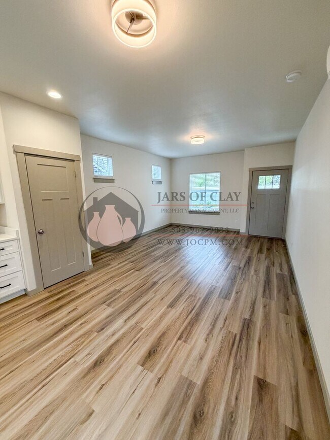 Building Photo - Newer Build- Ready for Move In