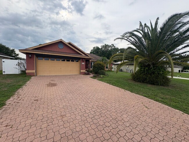 Building Photo - Grand Island 3/2 w/ Enclosed Backyard & Patio