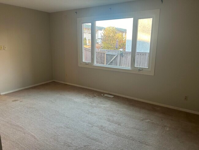 Building Photo - 3 Bed 1 Bath Unit in Edmonton, AB