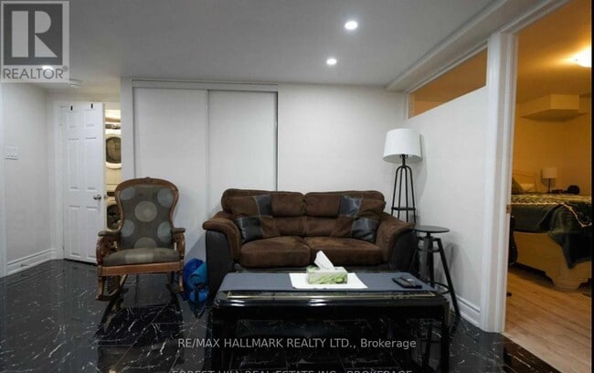 Building Photo - 90 Black Maple Crescent