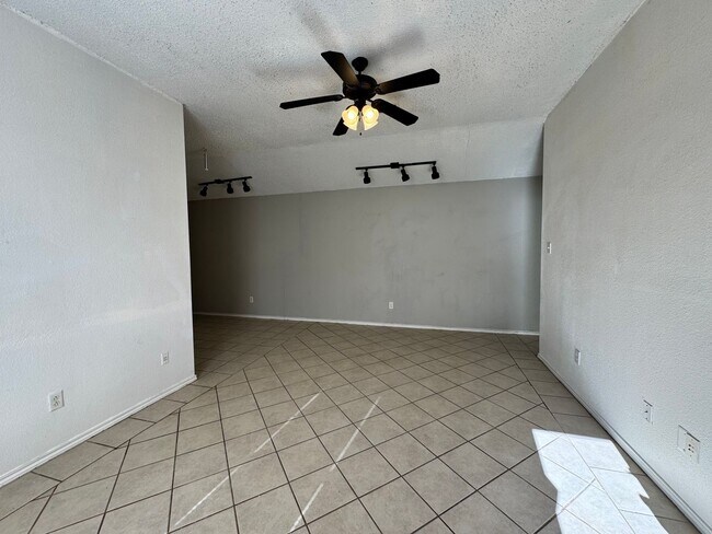 Foto del edificio - 4 Bedroom,  2 Bath