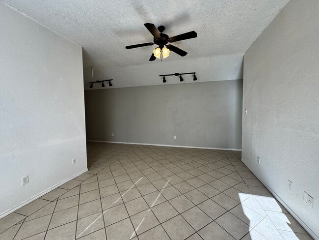 Building Photo - 4 Bedrooms at an Amazing Price! Remodeled 4 bedroom! Move In Special!