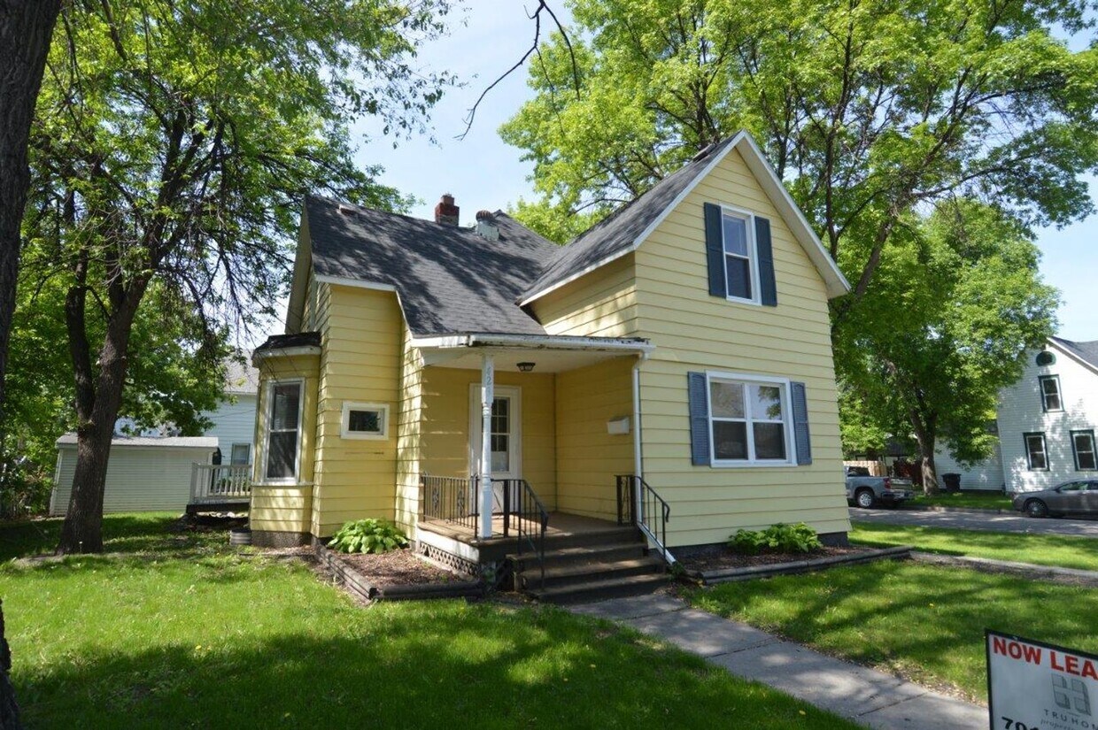 Primary Photo - 3 Bedroom House available for Rent