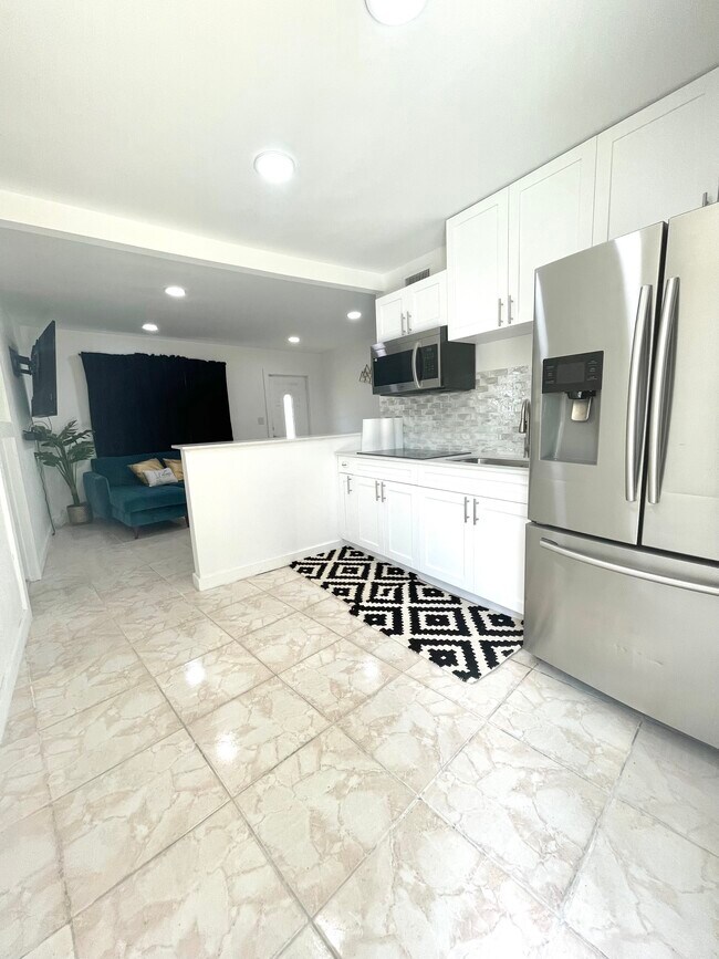 Building Photo - 420 S 61st Ter