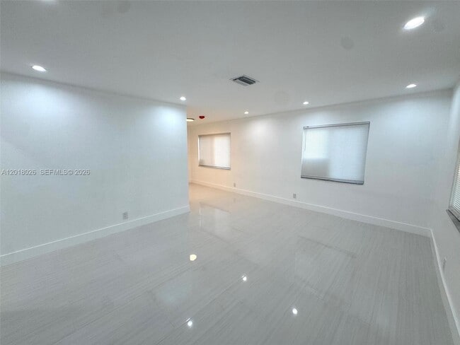 Building Photo - 105-107 NE 30th Ct