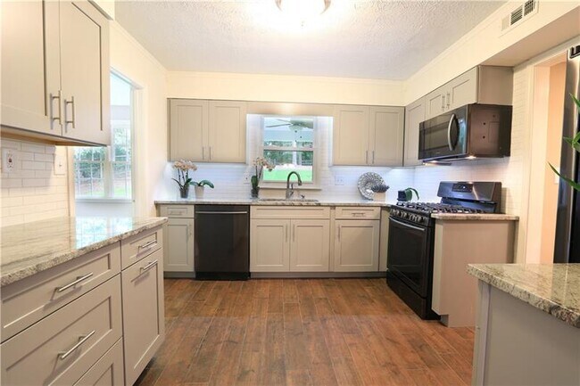 Building Photo - 2101 Bishop Creek Dr