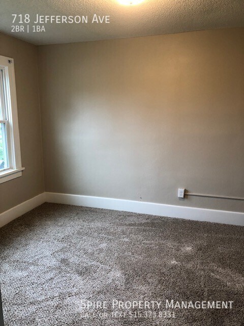 Building Photo - Tons of room to move around in this huge d...