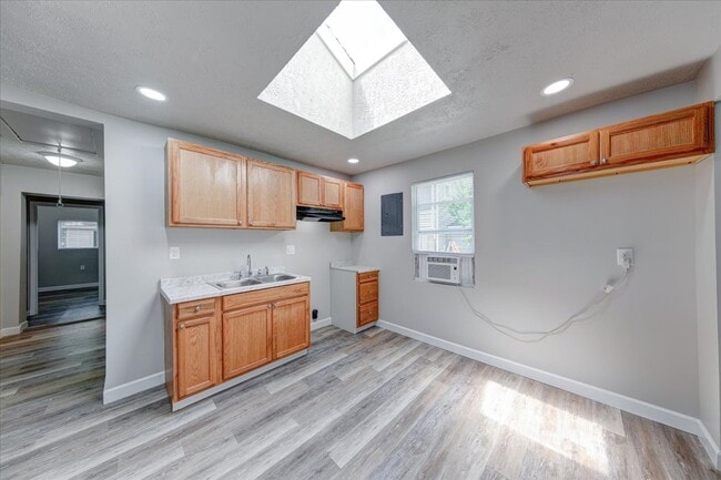 Building Photo - 1565 Martin St