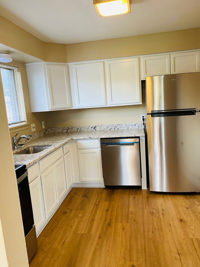 Modern Unit - 123 Campbell St