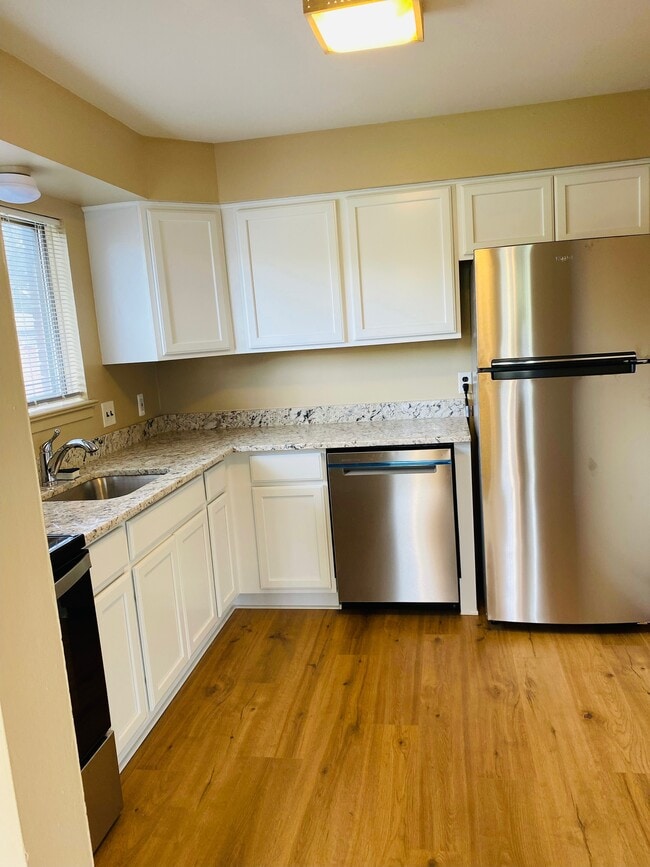 Modern Unit - 123 Campbell St