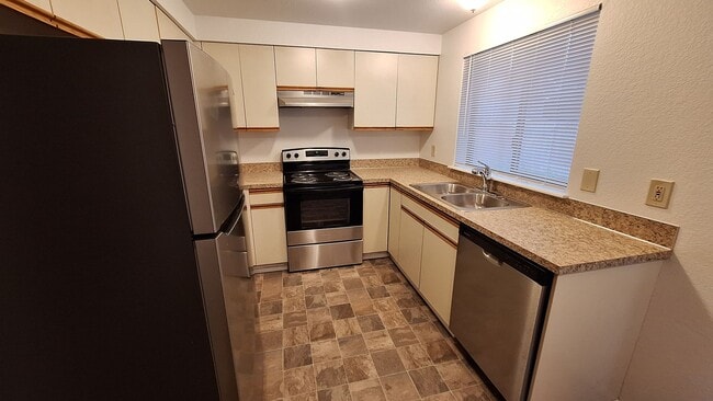 Building Photo - 10505 Holly Dr