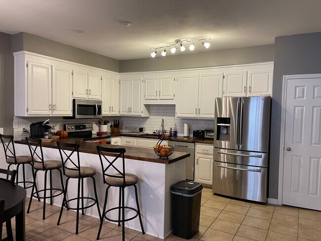 Foto del edificio - Wakefield Subdivision!  End Unit.