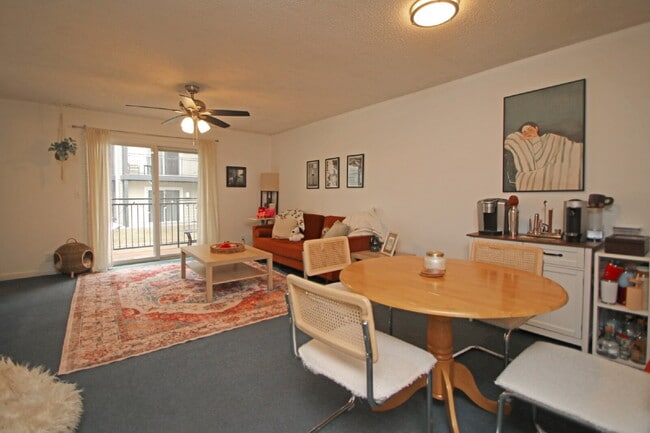 Building Photo - Your Chill JMU Spot—Awesome 2-Bed, 2-Bath Condo Close to Campus!