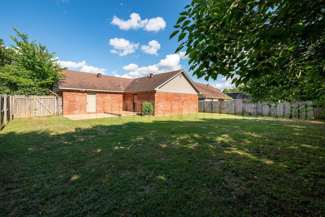 Primary Photo - Lovely newer 3/2 in Conway!