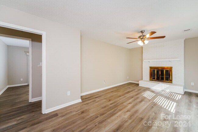 Foto del edificio - 6205 Rockwell Dr