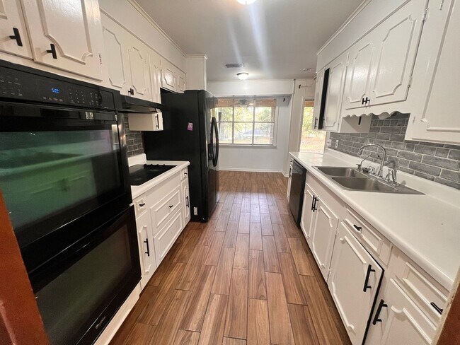 Building Photo - HAUGHTON HOME WITH TONS OF SPACE