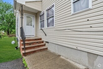 Building Photo - 477 Lewis St