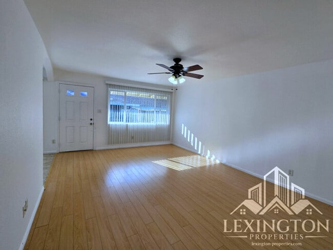 Building Photo - Stunning, 2BD/1BA, Condo in the Villaggio Community off Madison Ave. and Auburn Blvd.! ***Move-in...