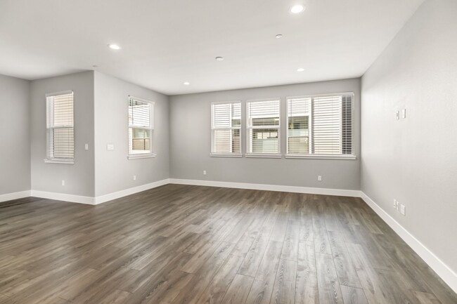 Building Photo - Move-In Special! Beautiful Alkali Flat Ren...